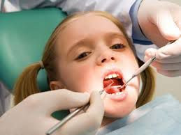 Nhổ răng sữa đúng cách để trẻ có hàm răng chắc khoẻ sau này.