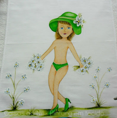 pintura em tecido boneca com chapeu e calcinha verde para colocar vestido de croche