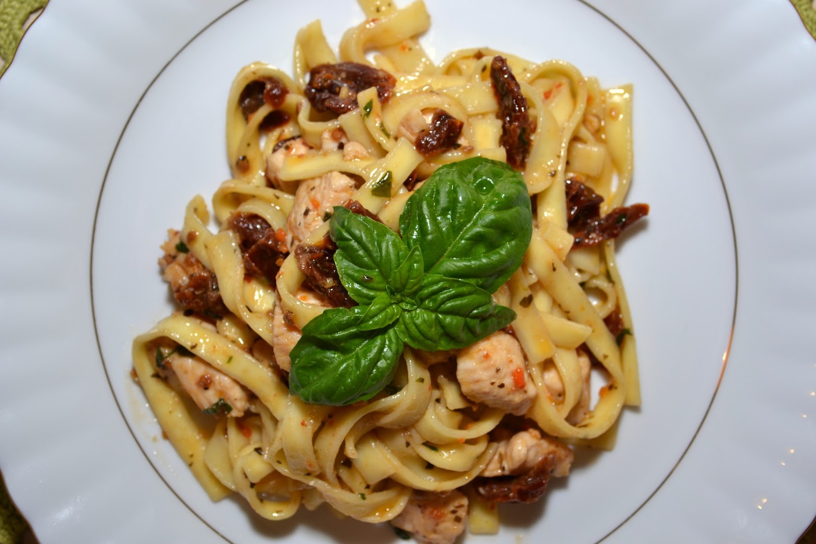 Gąska Malwinka Makaron z kurczakiem i suszonymi pomidorami