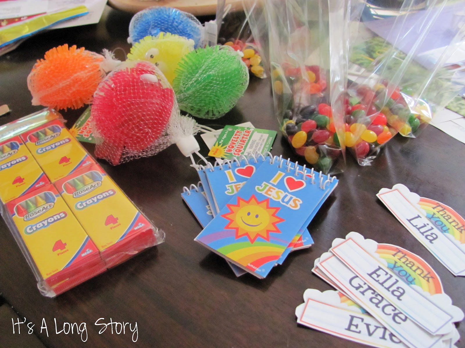 Rainbow goody bag  Rainbow party favors, Art birthday party, Rainbow  birthday party