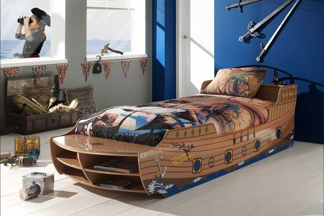 Kinderbett-90x200-Piratenschiff-Design-in-Holzschiff-Optik-glänzend-lackiert-mit-geschwungenen-Seitenteile-und-gerundeten-Kanten-inklusive-4-Regalflächen-und-je-1-Ablagefläche