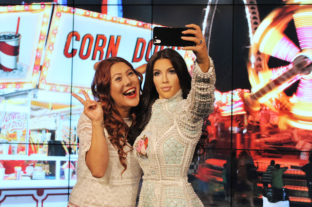 kim kardashian selfie figure madame tussauds