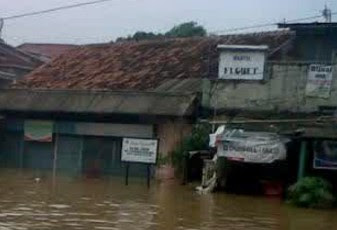 banjir-cianjur-robohkan-dua-rumah-warga