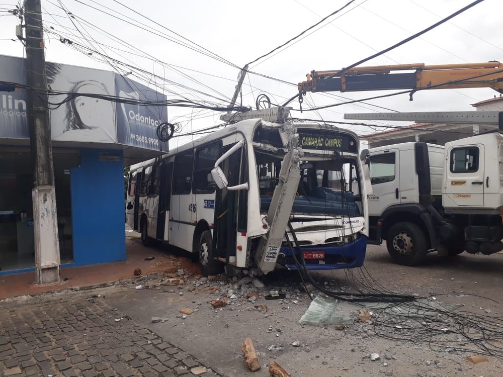 Ônibus bate em poste de energia após motorista passar mal em Natal 1 Marksuel%2BFigueredo%2BInter%2BTV%2BCabugi