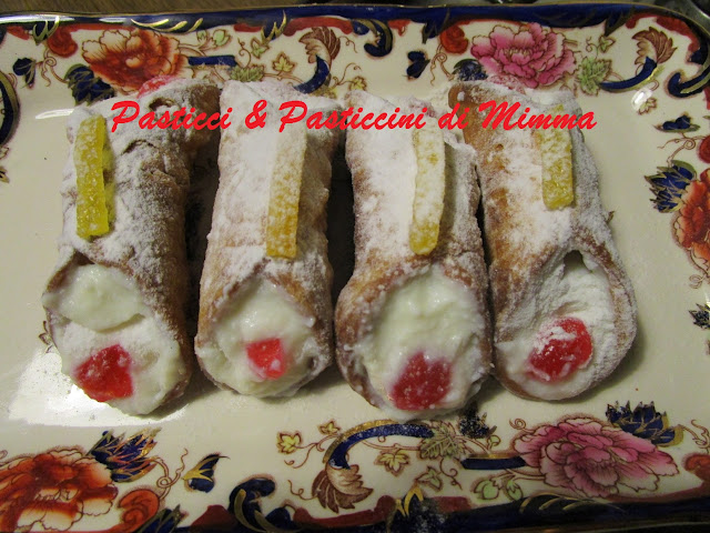 cannoli siciliani con la crema di ricotta