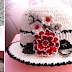Sombrero tejido a crochet con flores aplicadas