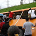 Ônibus lotado tomba em rodovia que corta Curitiba; desesperados, passageiros saem pela janela