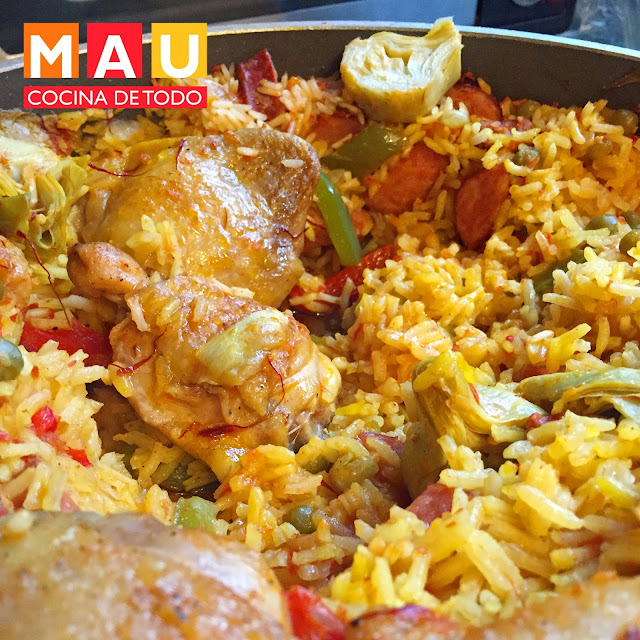Mau Cocina de Todo Paella de Pollo y Chorizo