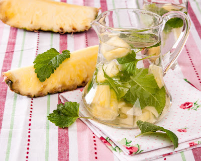 supichka.com Овкусена вода с маточина и ананас