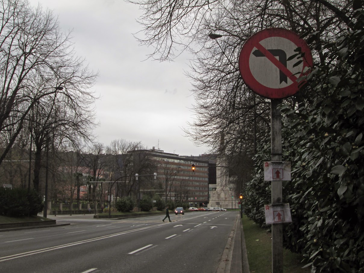 Luna de Bilbao Avenida de Sabino Arana, una mañana de invierno