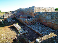 En primer terme, un mur i la muralla del segle V a.C. Al fons, la muralla ibèrica principal