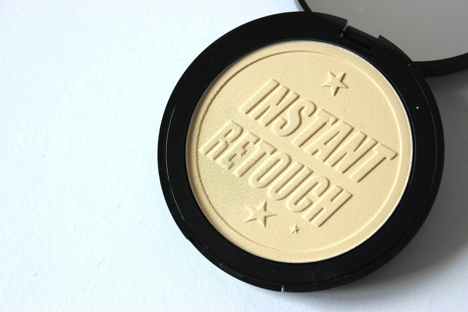 A picture of Soap & Glory Kick Ass Instant Retouch Pressed Powder