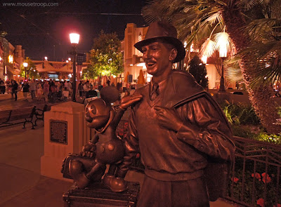 Storytellers Walt Disney Statue Mickey Mouse DCA Adventure