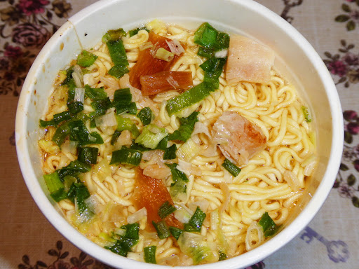 【NISSIN（日清食品）】こだわり具材の中華そば 鶏だしの効いた旨みのあるスープ〔カップ〕