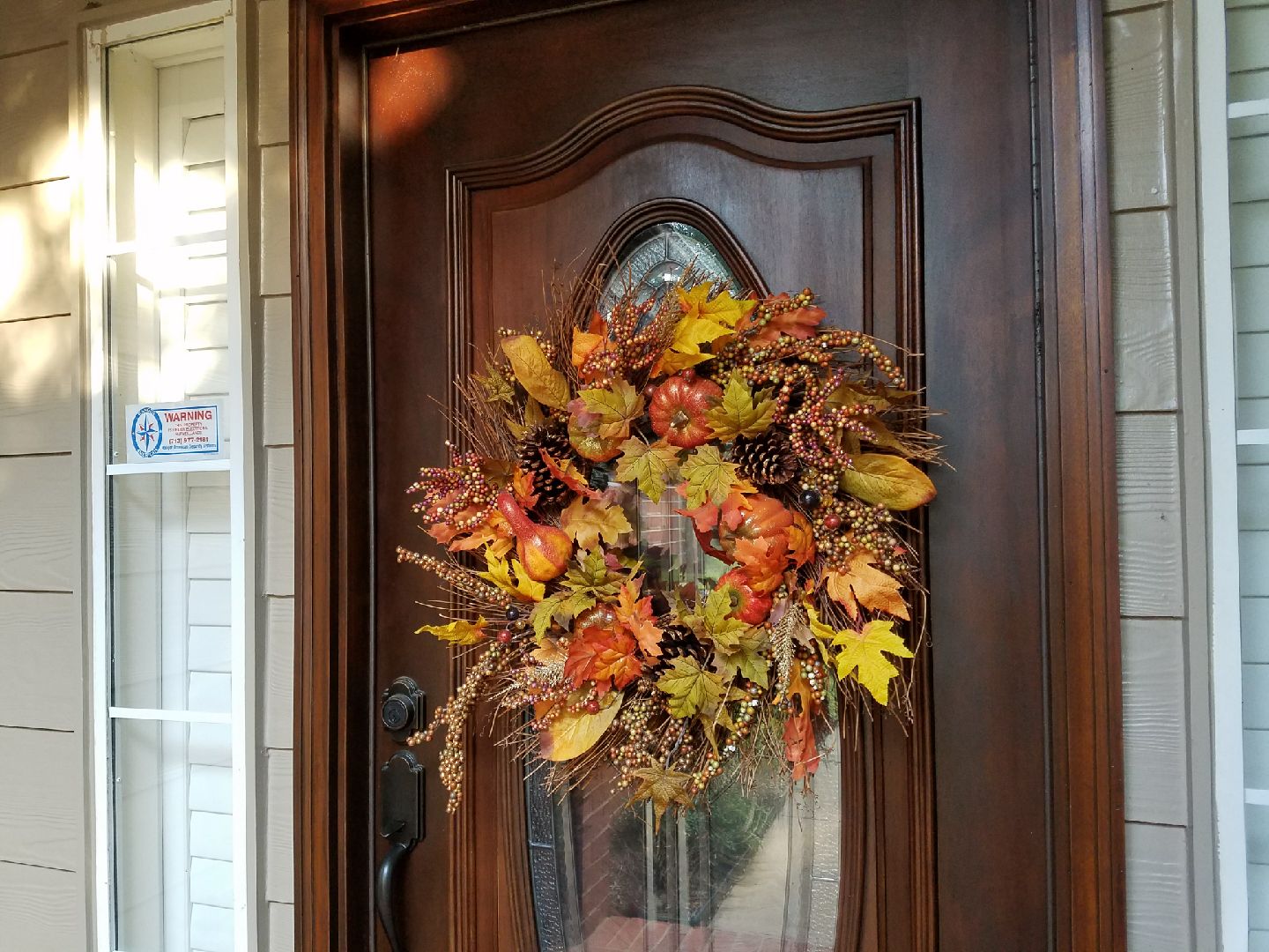 かれこれアメリカ生活22年。。。 玄関に秋リーフ