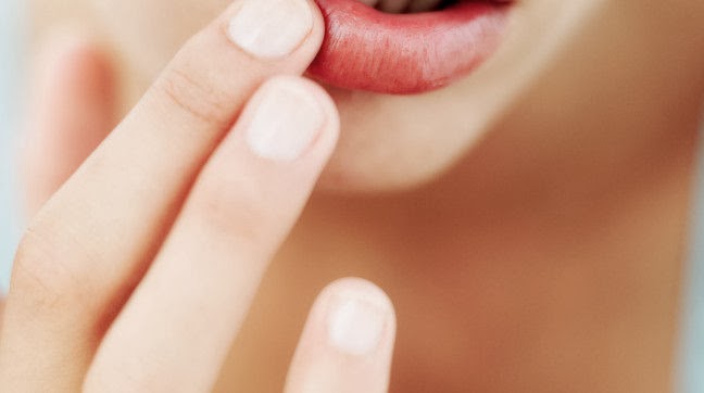 Hogyan lehet eltávolítani a pigment foltokat az ajkakon?