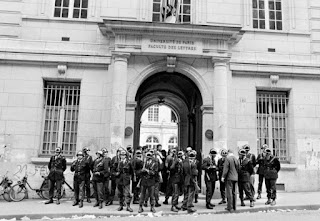 Entrada a la universidad de la Sorbona, durante aquellos días de mayo. Entrada a la universidad de la Sorbona, durante aquellos días de mayo.