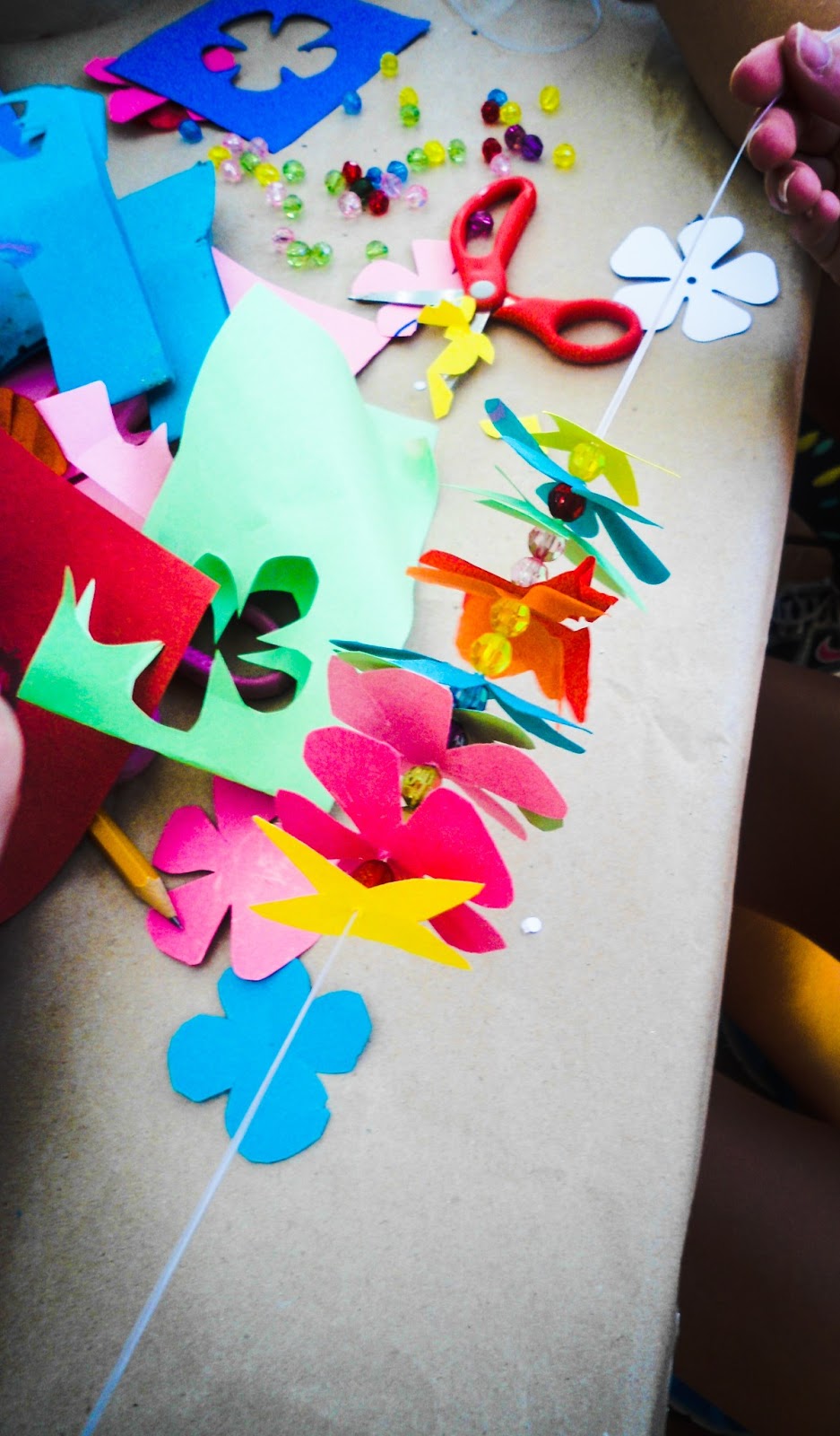 What Katie did next....... Craft of the Day Hawaii Flower Necklace