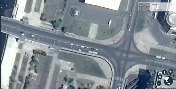 Usando Google Earth com sucesso para espionar o inimigo: Isto é o que parece ser uma rua de Pyongyang, Coreia do Norte.