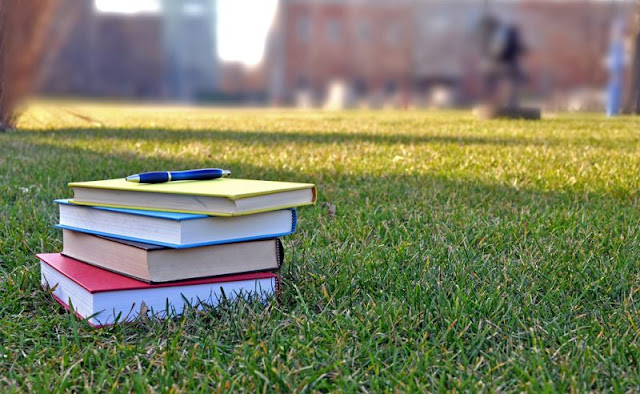 EYD sudah diganti jadi PUEBI (Pedoman Umum Ejaan Bahasa Indonesia) Badan Pengembangan dan Pembinaan Bahasa EYD sudah diganti jadi PUEBI (Pedoman Umum Ejaan Bahasa Indonesia)