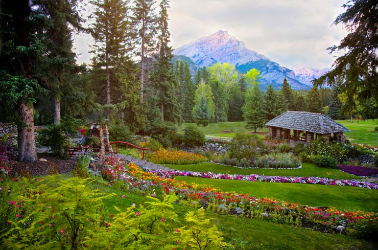 Banff Avenue – the Heart of the Beautiful Town in Canada Banff Avenue – the Heart of the Beautiful Town in Canada