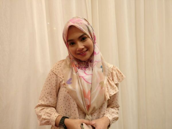 3 Inspirasi Hijab Menutup Dada Dari Selebgram