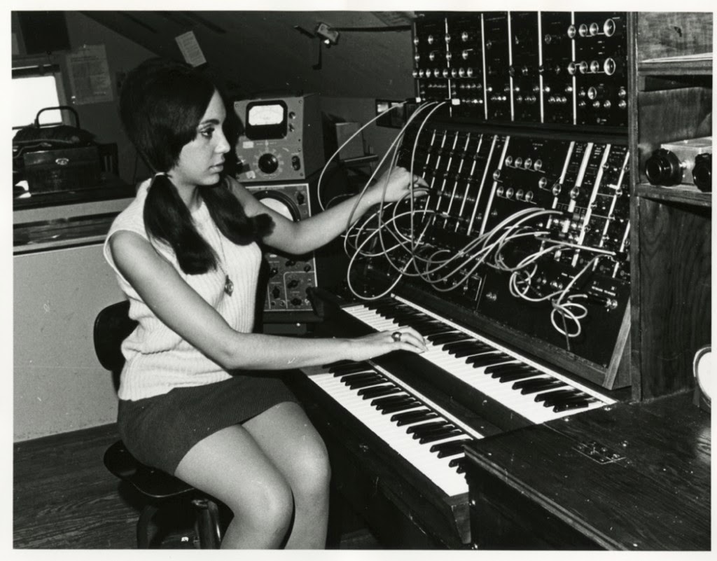 Звук ис. Музыкант с синтезатором. Девушка с синтезатором. Синтезатор (музыкальный инструмент). Электронный музыкант.