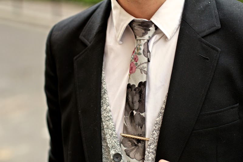 BLOG MODE HOMME PREPPY DANDY CONSEIL STYLE PARIS ELEGANCE TENDANCE JEUNE APC Blazer - Craft&Commerce Cardigan - Dries Van Noten Cravate Tie - BLOG MODE HOMME MENSFASHION