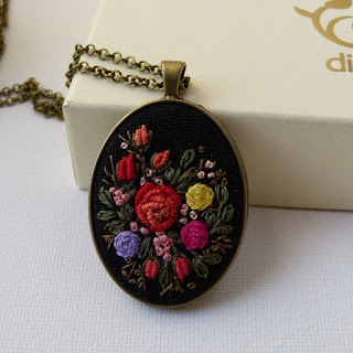 haft rococo, embroidered pendant, haftowane róże, haftowany naszyjnik, naszyjnik z haftem, embroidered jewerly, naszyjnik vintage, medalion z haftem, handmade jewerly, embroidered necklace, vintage jewerly, biżuteria retro, haft na lnie, apretura do nici, wosk do nici,