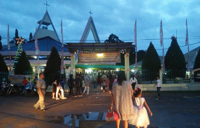 Jemaat memasuki Gereja yang ingi beribadah merayakan Natal di Kabupaten Sekadau Jemaat memasuki Gereja yang ingi beribadah merayakan Natal di Kabupaten Sekadau