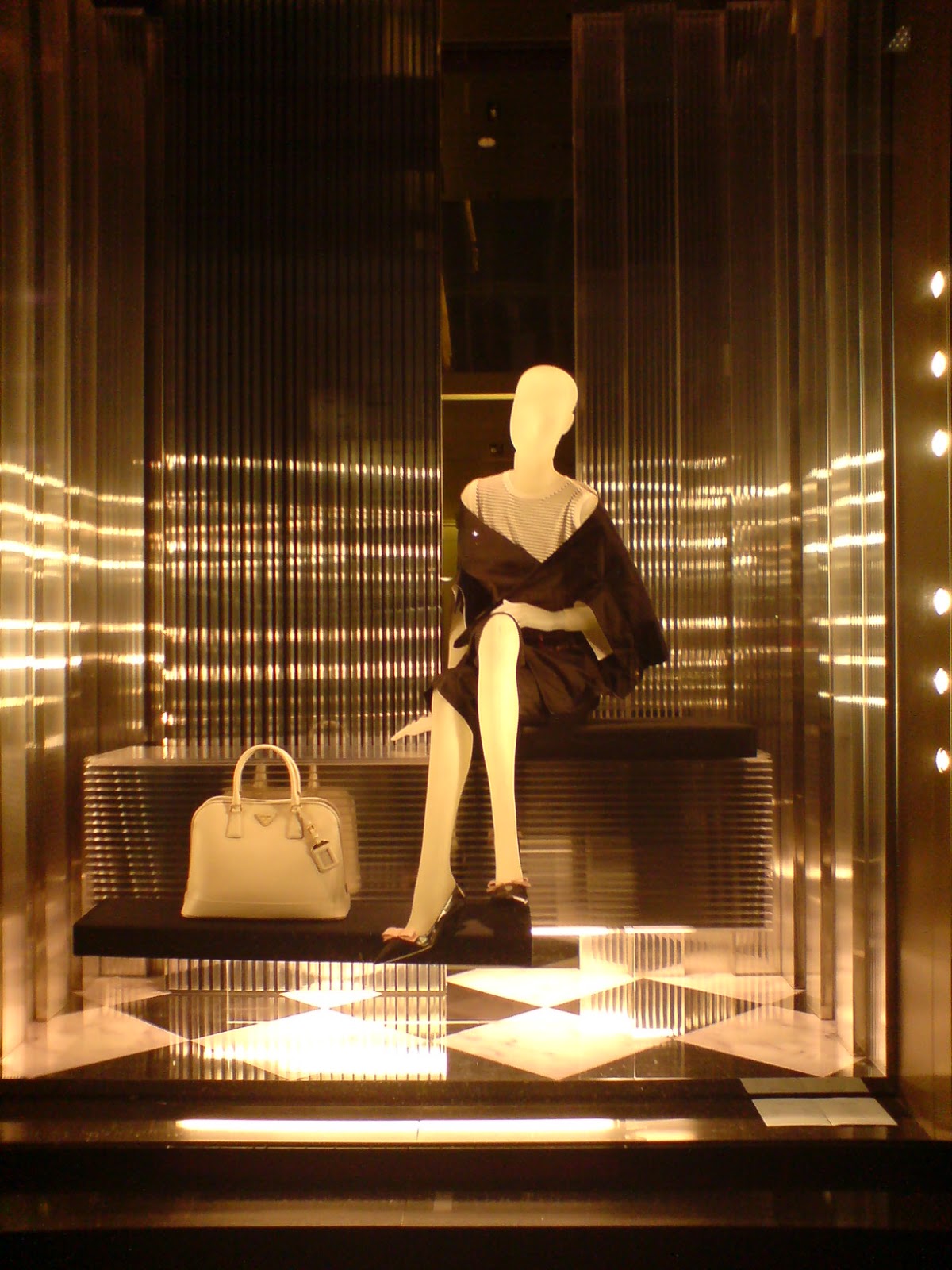 Do iT Like Coco: Visual Merchandising: Prada & Louis Vuitton, Athens, Spring 2013