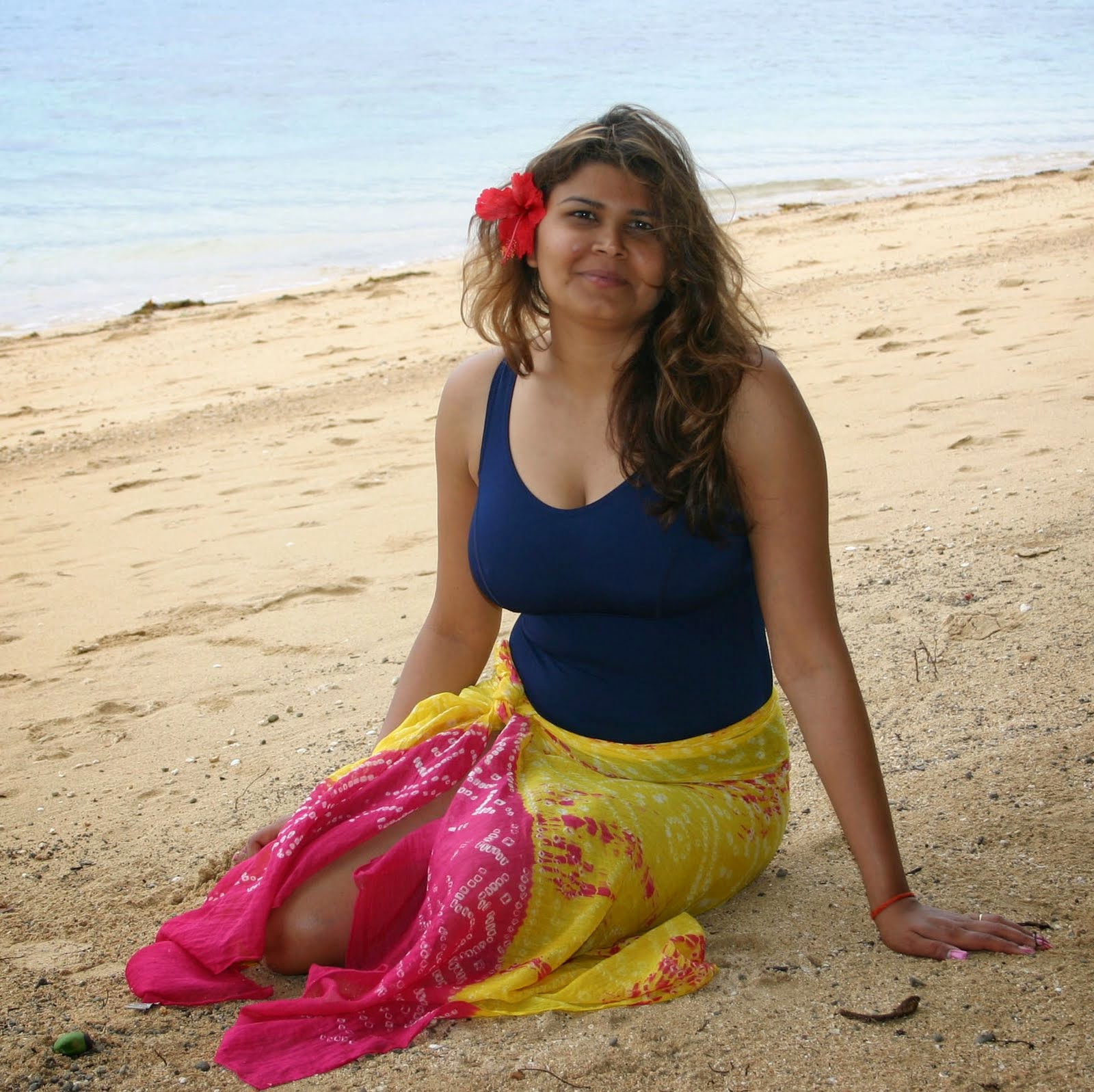 Beautiful Desi Mallu Housewife On The Beach New Photos.