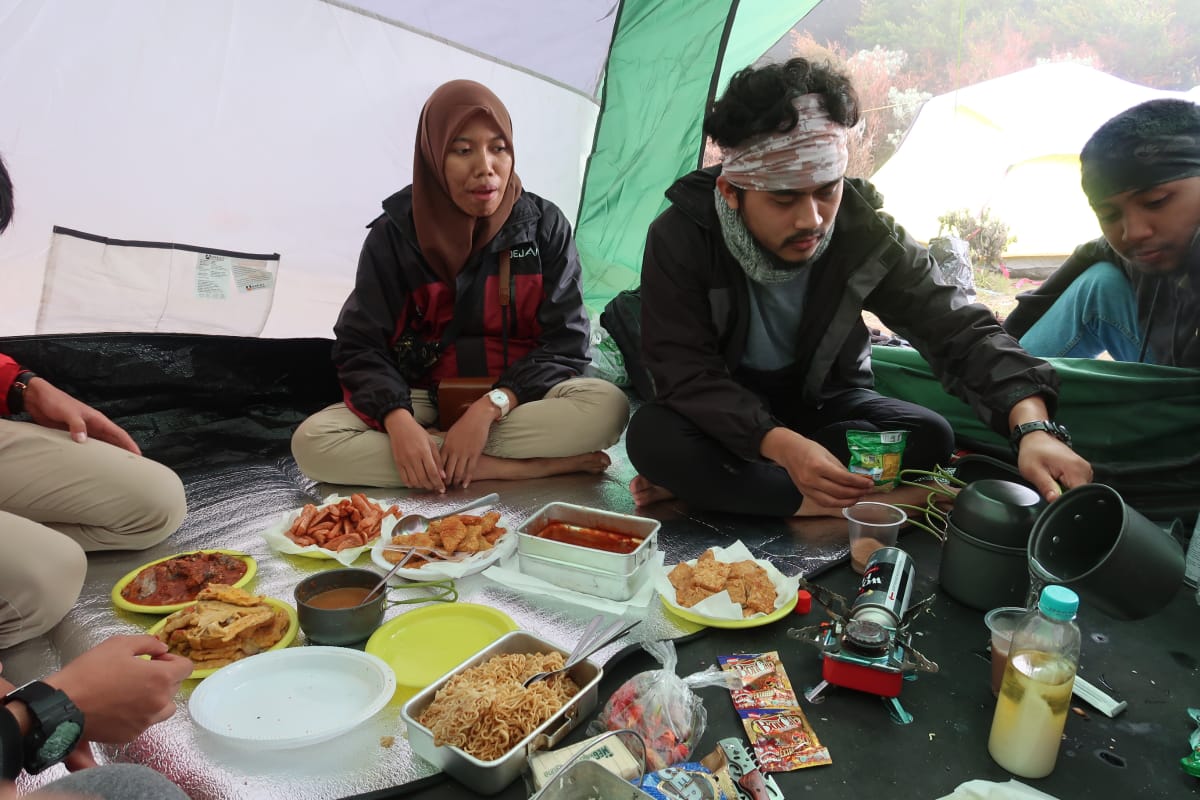 Sevilla�s Area: Ada Apa di Puncak Gunung Gede?!