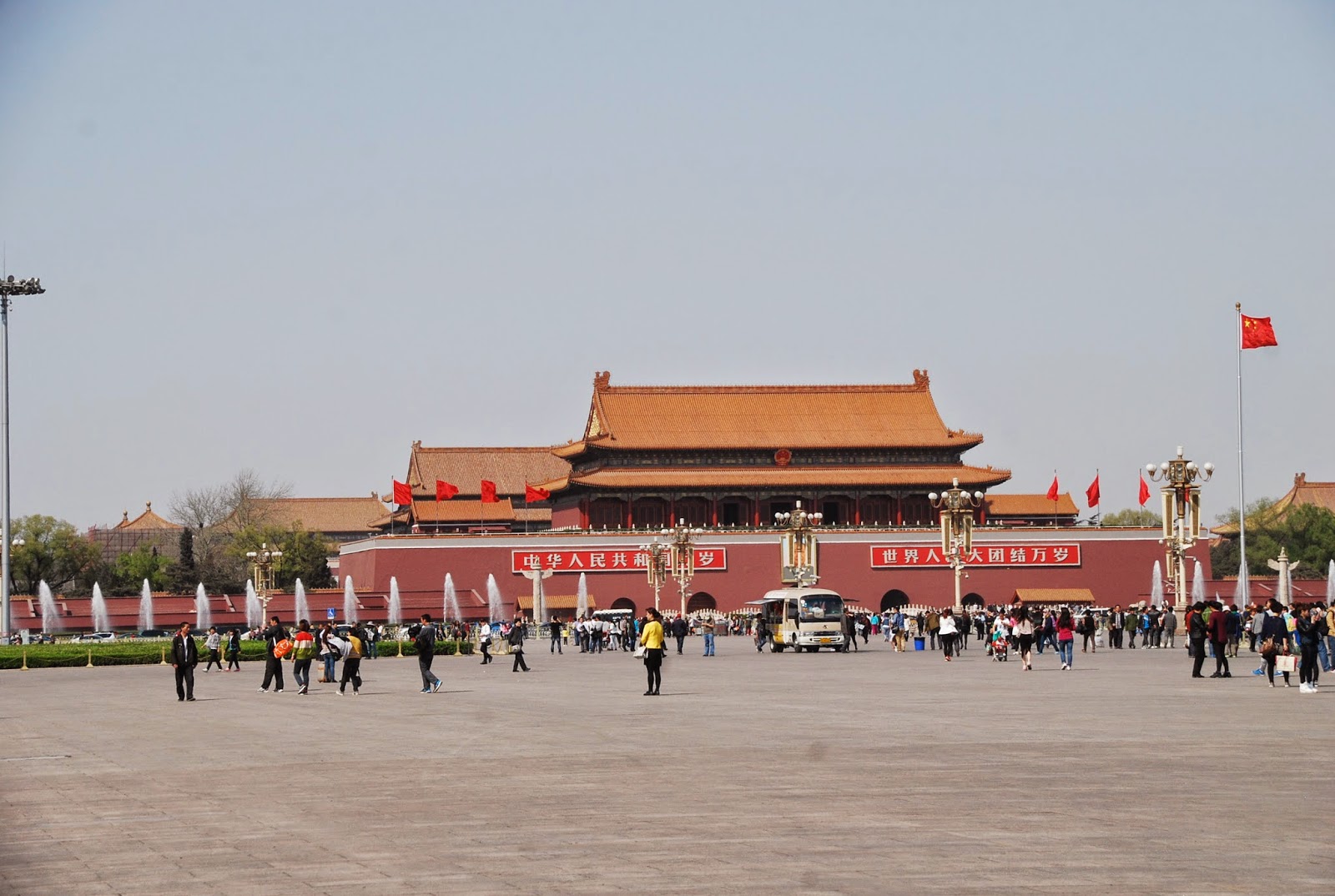Площадь тяньаньмэнь фото Огромные цветочные конструкции на площади Тяньаньмэнь в Пекине