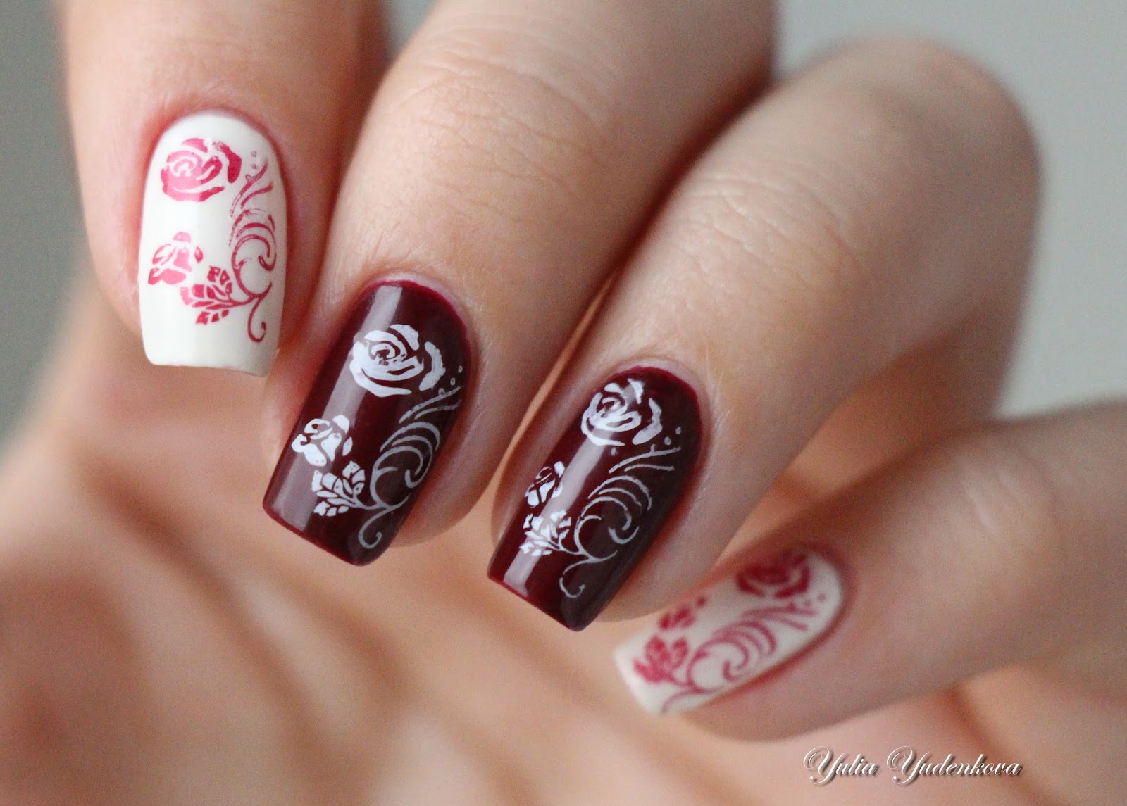Дизайн ногтей розы. Маникюр с орнаментом. Маникюр с розами. Вензеля на ногтях. Красный маникюр с вензелями.