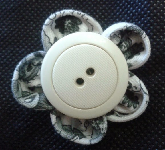 flor en tonos grises con botón en blanco