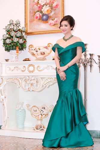 'Hoa hau khong tuoi' Giang My dien dam tre vai goi cam - Anh 4