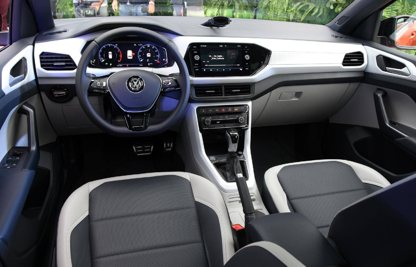 Volkswagen TCross painel digital detalhado em vídeo