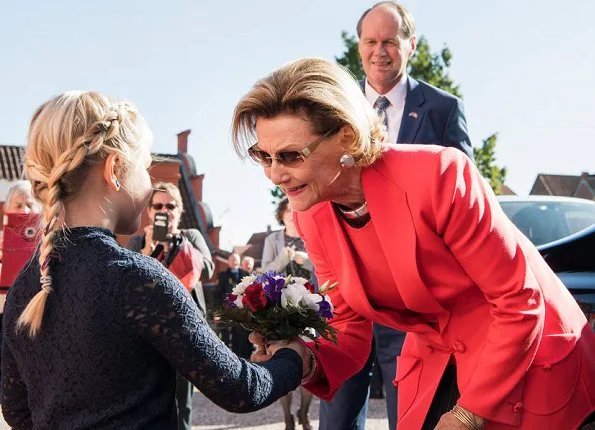 Queen Sonja of Norway attended opening of the Tommerup Ceramic Workshops exhibition in Middelfart. Style of Queen Sonja