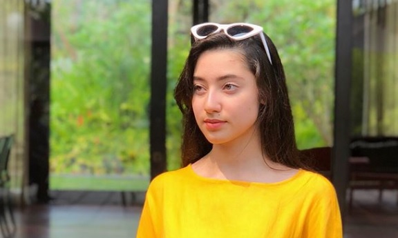 Wanita Cantik Dan Pintar Dunia Belajar