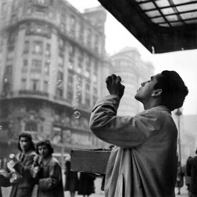 Instant Views [o.] Blowing Bubbles | Photos by Helen Levitt / Izis Bidermanas / Francesc Catala-Roca