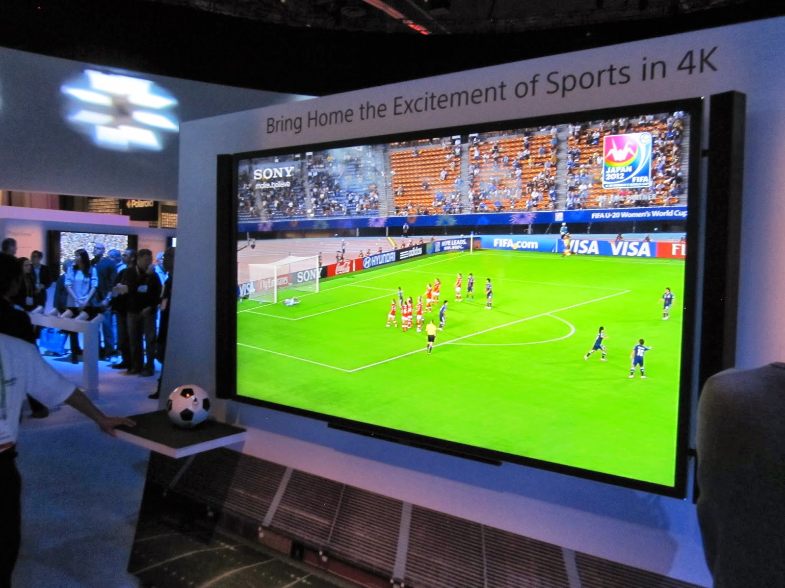 Большие экраны футбол. Телевизор футбол. Футбол на экране телевизора. Футбол монитор. Футбольный матч в телевизоре.