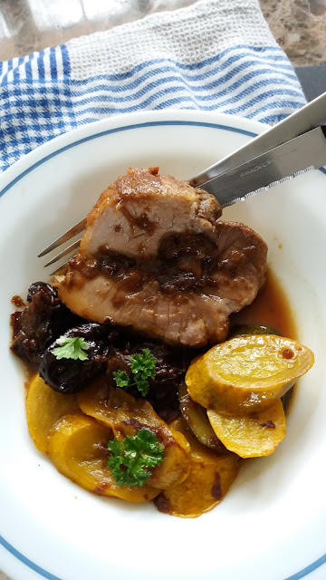 Rôti de porc aux pruneaux;une viande bien moelleuse;servir avec des légumes,tagliatelles...