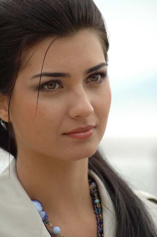 Hollywood Celebrities Tuba Büyüküstün