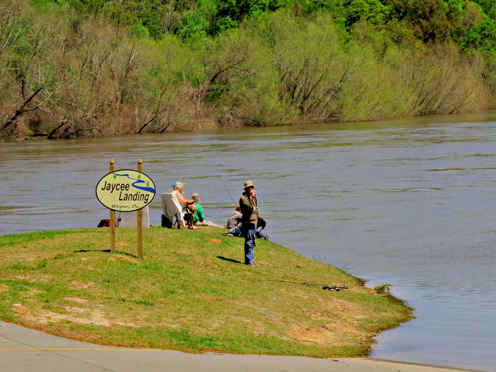 Adventures of a Vagabond Volunteer Making a New Friend on a New River