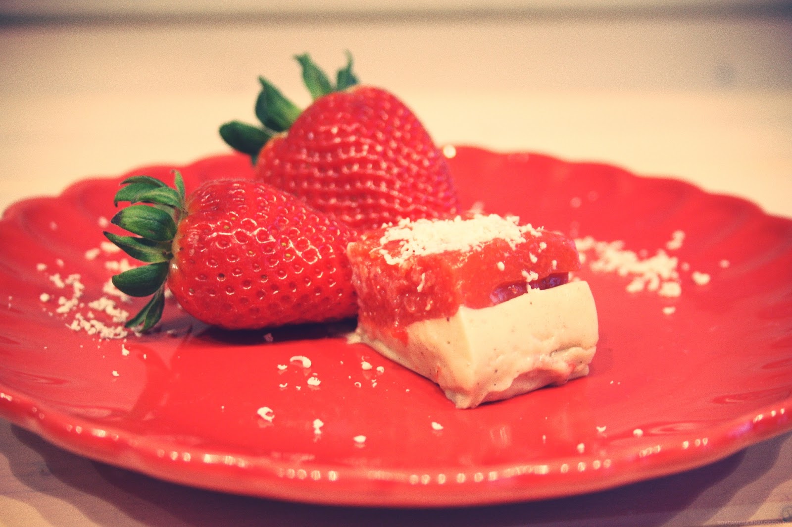 glückSEEligkeit: Panna Cotta Squares mit Erdbeermark und weißer Schokolade