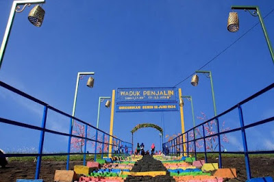 Gerbang masuk Waduk Penjalin