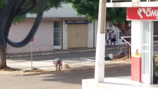 RIO DO ANTONIO: MORADORES E COMERCIANTES INSATISFEITOS. PREFEITURA AUTORIZA CONSTRUÇÃO DE BARRACAS NAS PRAÇAS RIO DO ANTONIO: MORADORES E COMERCIANTES INSATISFEITOS. PREFEITURA AUTORIZA CONSTRUÇÃO DE BARRACAS NAS PRAÇAS