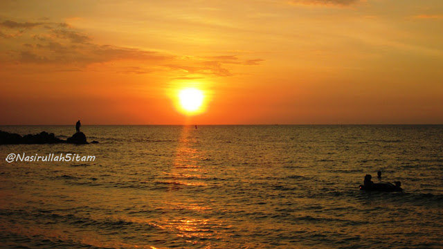 Hai sunset di pantai