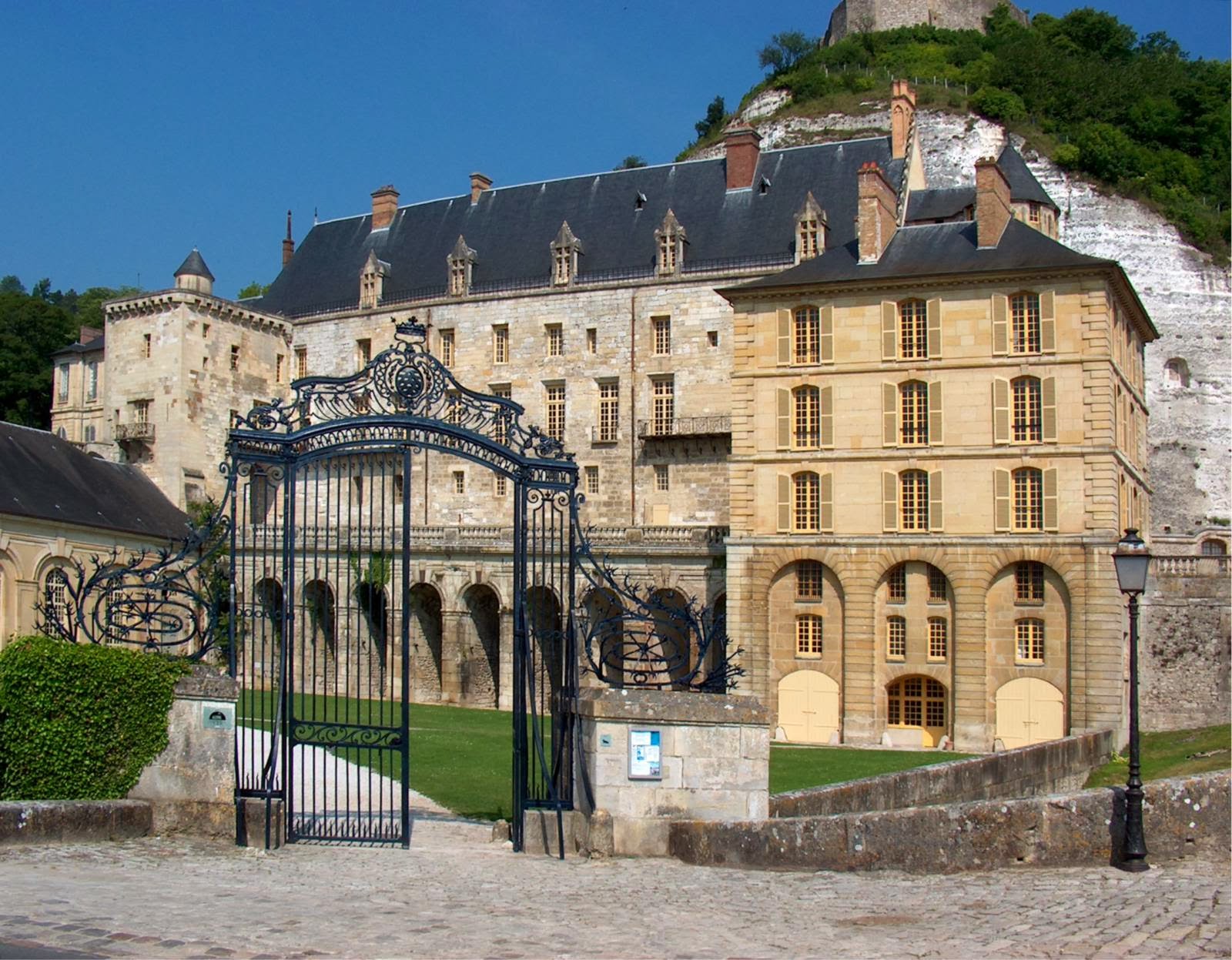 Le Bâtiment Fiche Historique, les Châteaux. Le Château de La RocheGuyon Le Bâtiment Fiche Historique, les Châteaux. Le Château de La RocheGuyon